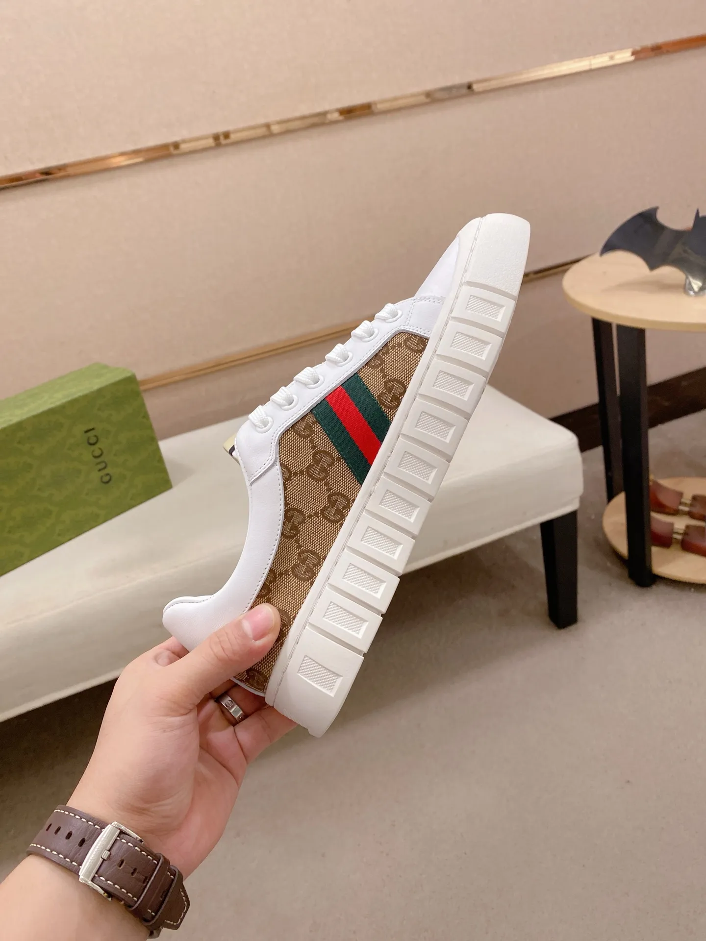Factory price: 400💰 (GUCCI) The latest model from the official website 🎁🎁Casual and fashionable men's shoes👟, hot style💥The version is simple and elegant, exclusive for trendy men. Unique latest brand elements from the official website👑Original decoration, fashionable and generous, the fabric is original cowhide ✅Sheepskin lining, the official website specifies wear-resistant casual outsole, the classic model is taken in kind at the counter🎬38-44 (45 is not returned or exchanged when customized)